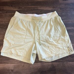 Lululemon License to Train 5 inch Shorts Size Large